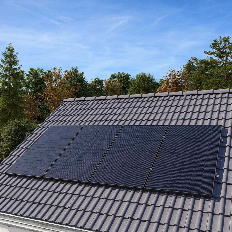 Vier Jolywood 500-Watt-Solarmodule auf Ziegeldach montiert