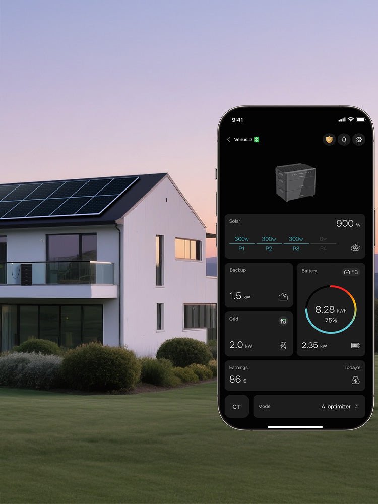 Marstek App auf dem Smartphone vor einem Haus mit Solaranlage – Steuerung des Marstek Venus D