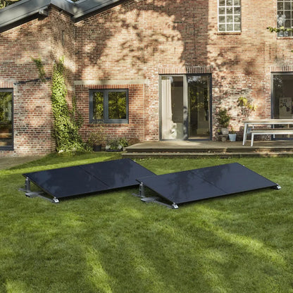 Zwei Jolywood 500-Watt-Solarmodule freistehend im Garten montiert