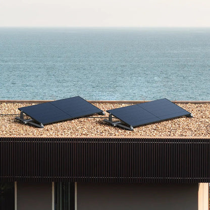 Vier Jolywood 500-Watt-Solarmodule auf dem Dach mit Meerblick montiert