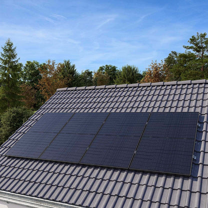 Vier Jolywood 500-Watt-Solarmodule auf Ziegeldach montiert