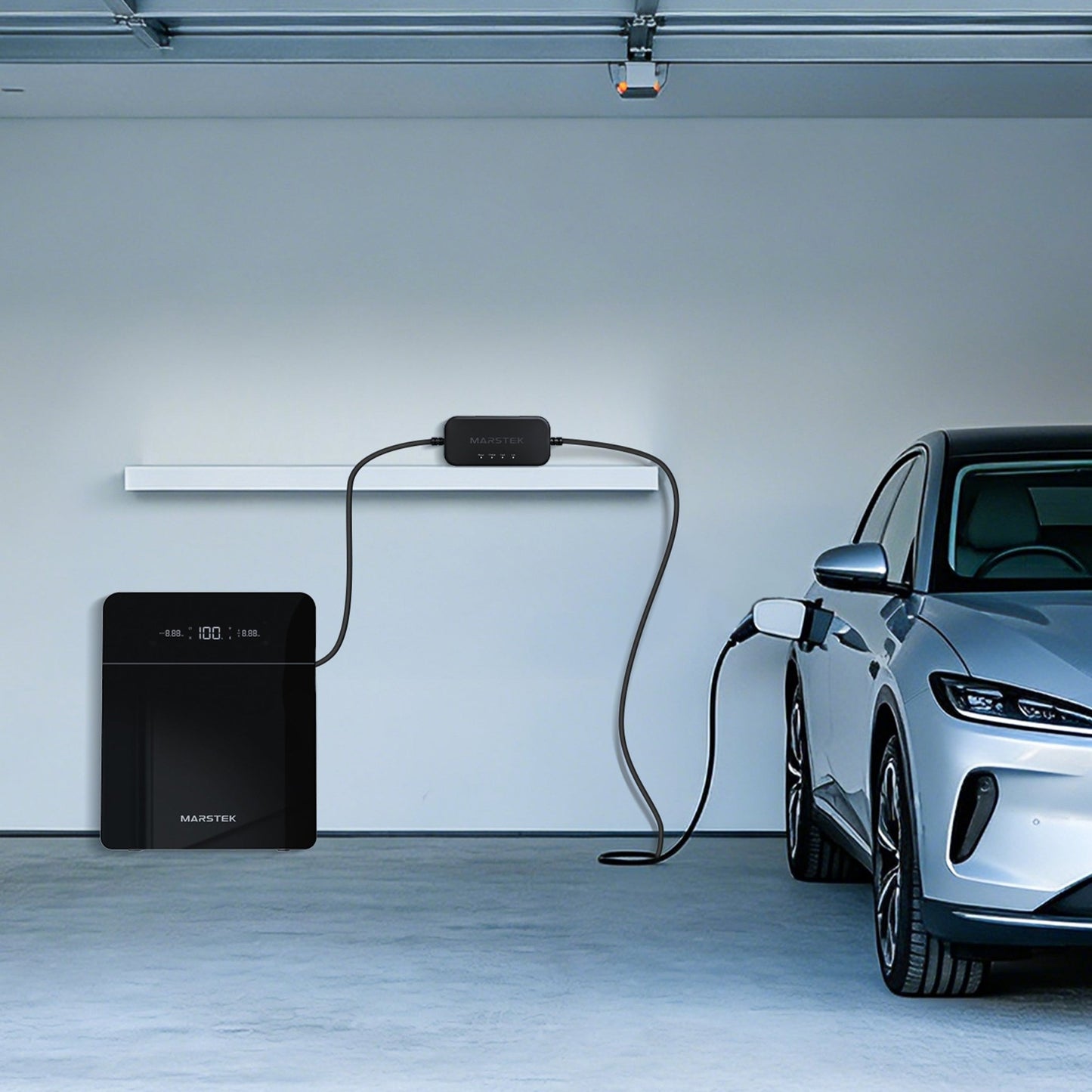 Marstek Venus E 4.0 in einer Garage neben einem ladenden Elektroauto